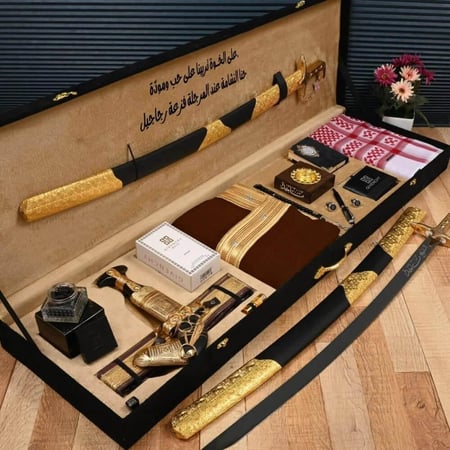 بوكس هدايا ملكية فاخر يحتوي على مشلح سيف خنجر شماغ جيفنشي عطر دهن عود
