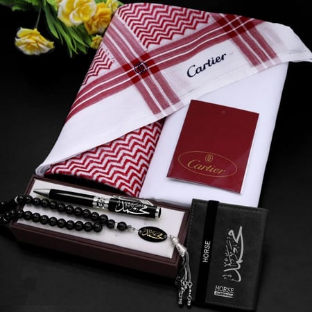 بوكس هدايا رجالي ماركة كارتير يحتوي على شماغ وقماش وقلم وسبحة ومحفظة ف