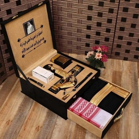 بوكس رجالي ملكي فاخر يحتوي مشلح حساوي شماغ خنجر عطر ودهن عود
