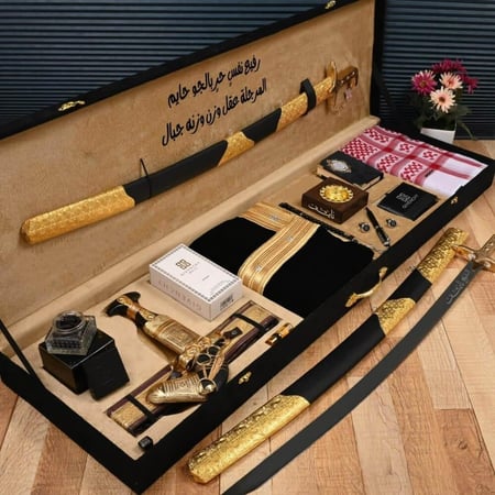 بوكس هدايا ملكية فاخر يحتوي على مشلح سيف خنجر شماغ جيفنشي عطر دهن عود