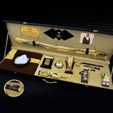 بوكس ملكي هدايا رجالي للمناسبات سيف ومشلح