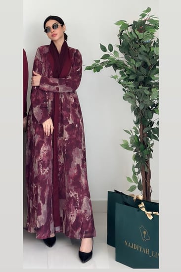 عبايه مموج العنابي