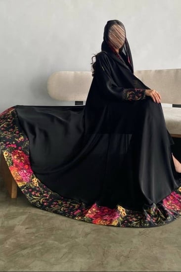 عباية الورد.