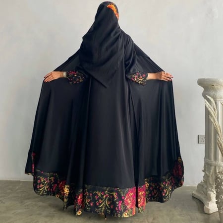 عباية الورد.