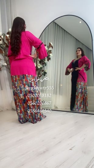 جلابية كويتية قطن فاخرة بلون ملكي ولمسات نقش هندسية – تصميم أنثوي يبرز جمال القوام بأسلوب عصري