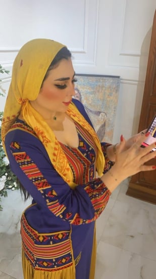 طرحة عَسيرية صفراء – لمسة تراثية تلفت النظر وتكمّل إطلالتك السعودية الأصيلة