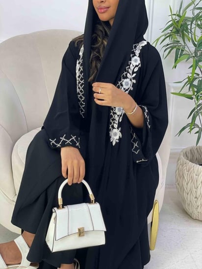 عباية سوداء بتطريز ورود -عزة المتميزة