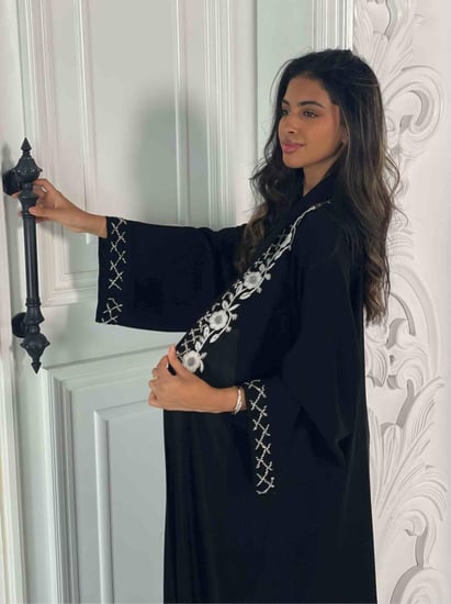 عباية سوداء بالورد-تابي-تمارا-متجر عزة المتميزة