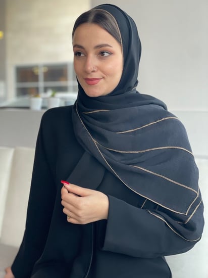 طرح سوداء بحدود ذهبيه - متجر عزة المتميزة