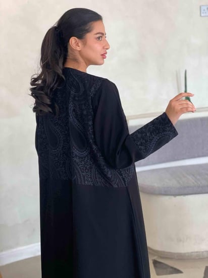 عبايات سوداء مطرزة - عبايه شيك