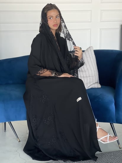 عبايه سوداء بكم خفيف - عبايات عزة المتميزة