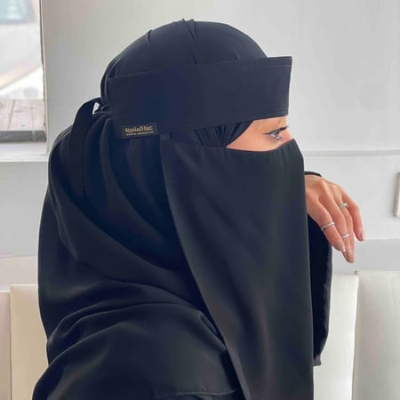 برقع طويل بلوقو صغير  على الجنب