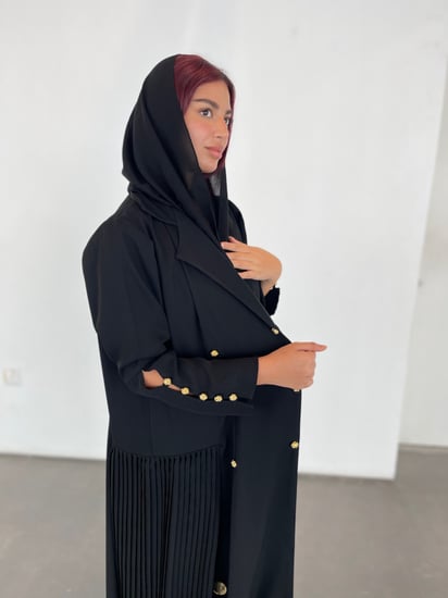 عبايات سوداء -  كسرات طوليه من الجوانب