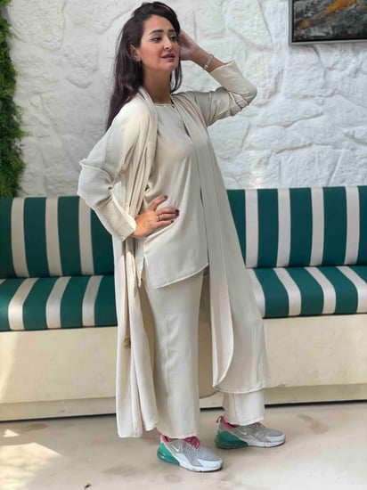 عبايه بيج مع بلوزه وبنطلون وطرحه - عبايات عزة المتميزة