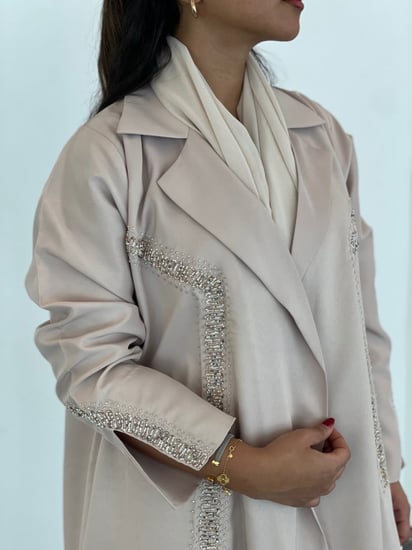 عبايات بيج شك على الاكمام - عزة المتميزة