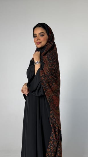 عباية حرير بيزلي اسود