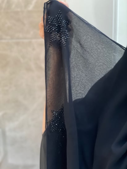 عبايه ساتره على الراس مع طرحه