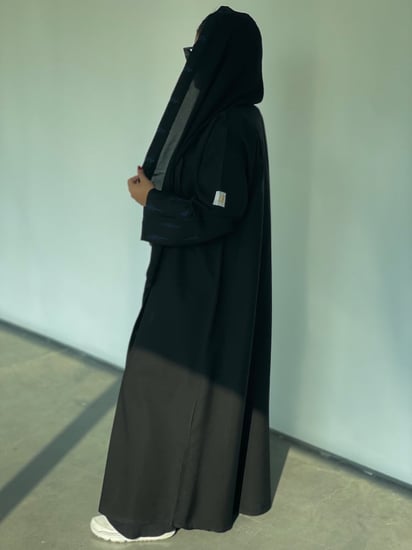 عبايات سوداء بتطريز ناعم - عزة المتميزة