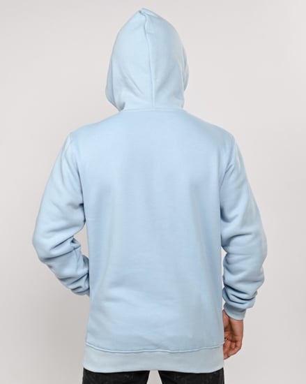 تطريز على بلوفر سماوي حسب الطلب