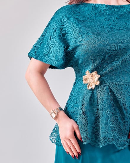 طقم دانتيل أنيق بتصميم راقٍ