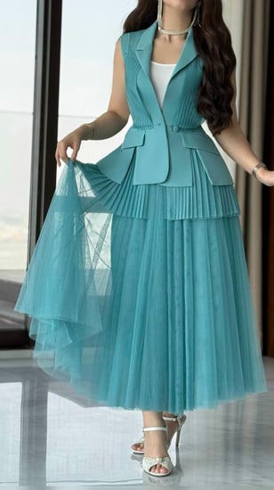 طقم نسائي لون سماوي جاكيت وتنورة تل