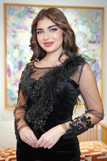 فستان سهرة أسود فاخر بتفاصيل ريش طبيعي وتطريز يدوي