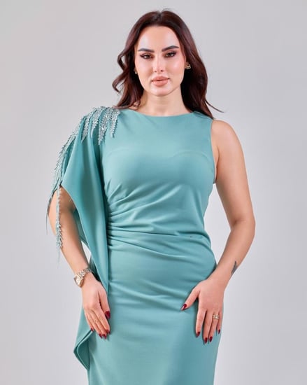 فستان ناعم كريب تيفاني بأكسسوار كتف فخم