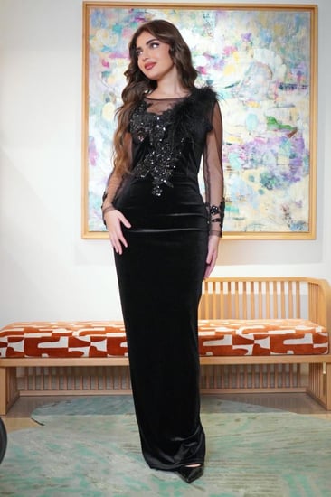 فستان سهرة أسود فاخر بتفاصيل ريش طبيعي وتطريز يدوي