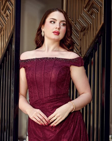 فستان سهرة دانتيل طويل برغندي مزين بكريستالات