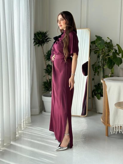 فستان قماش حرير بلمسة مخملية مزين بوردة ثلاثية الابعاد وبحزام