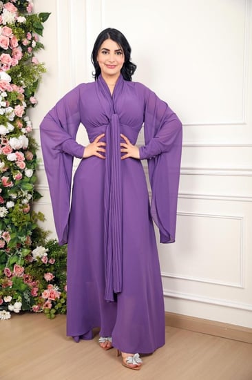 فستان طويل لون موف قماش كريب باكمام طويله على كسرات اسفل الصدر لف قماش على الصدر