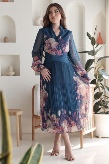 فستان مشجر بكسرات أنيقة وقصة خصر محددة