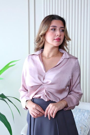 بلوزة زهري قماش ناعم بأكمام طويلة وتصميم مميز من الأمام