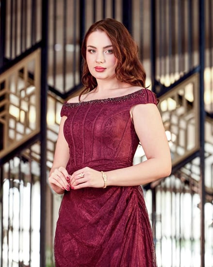 فستان سهرة دانتيل طويل برغندي مزين بكريستالات