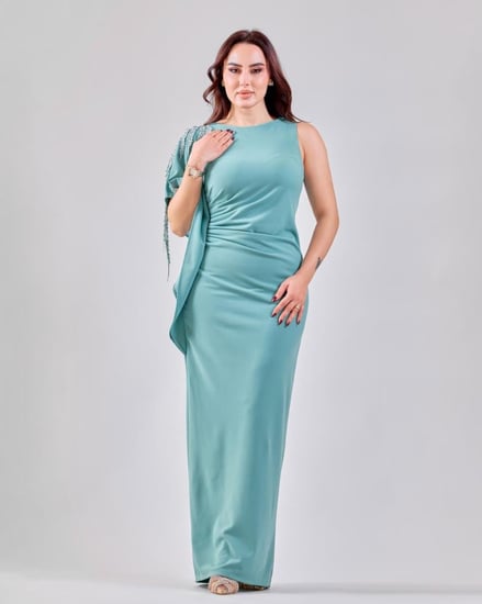 فستان ناعم كريب تيفاني بأكسسوار كتف فخم