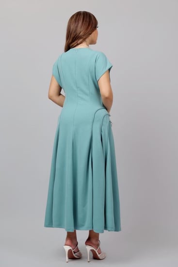 فستان كريب ناعم بشك كريستال راقٍ