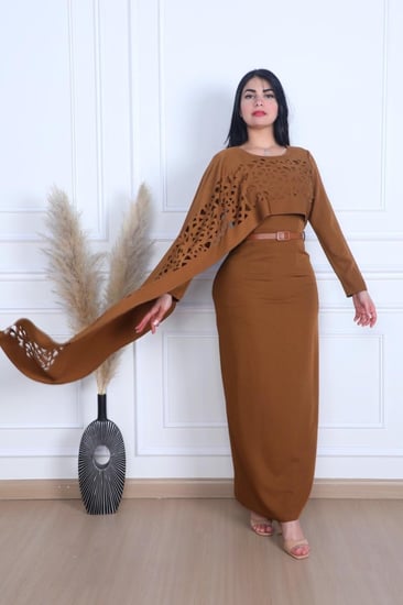 فستان طويل لون عسلي بتخريمة على الصدر وبقطعة القماش