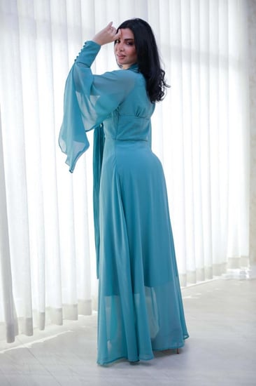 فستان طويل لون تيفاني قماش كريب شيفون بأكمام طويله وكسرات اسفل الصدر