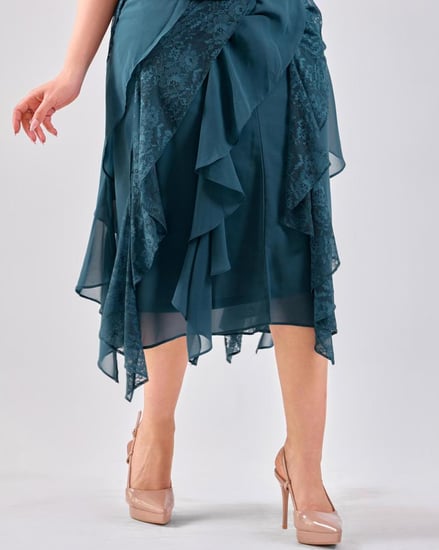 طقم بناتي أنيق بتفاصيل دانتيل وطبقات ناعمة