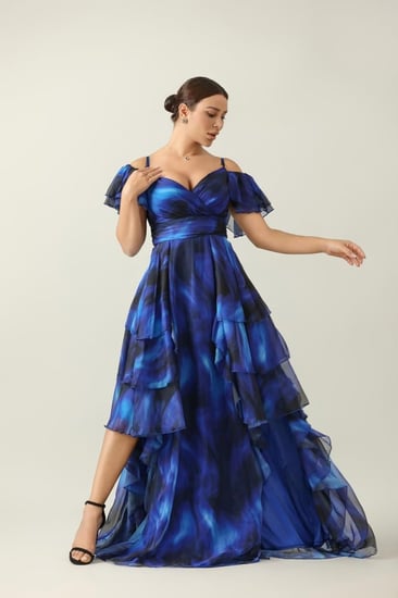 فستان طويل مشجر اكمام قصيره قصه الفستان من الصدر مائل على طبقات قماش طويل من الخلف