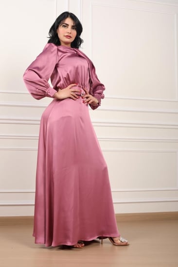 فستان زهري ناعم بفتحة رقبة على شكل فيونكة