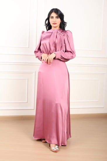 فستان زهري ناعم بفتحة رقبة على شكل فيونكة