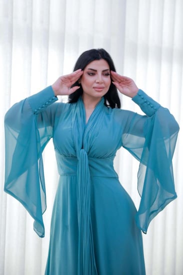 فستان طويل لون تيفاني قماش كريب شيفون بأكمام طويله وكسرات اسفل الصدر