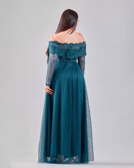 فستان ناعم أنيق بقصة أوف شولدر وأكمام شفافة