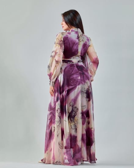 فستان مشجر طويل بنقشة فاخرة وحزام أنيق