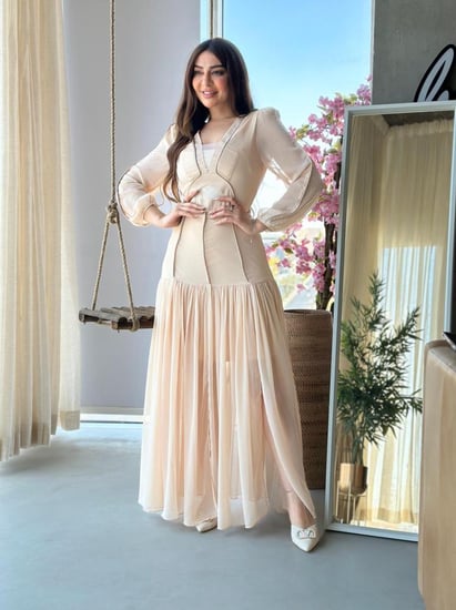 فستان سهرة شيفون حرير مع خطوط كرستال وقصة كسرات من الأسفل طبقات