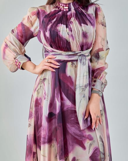 فستان مشجر طويل بنقشة فاخرة وحزام أنيق