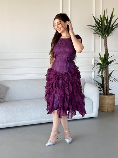 فستان سهرة قصير بأكمام ناعمة وتصميم أنيق