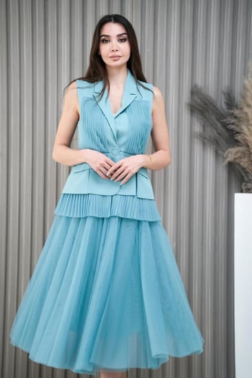 طقم نسائي لون سماوي جاكيت وتنورة تل