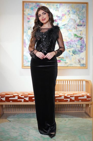 فستان سهرة أسود فاخر بتفاصيل ريش طبيعي وتطريز يدوي